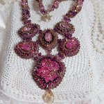 Majestic Crystal Haute-Couture halskæde med cabochons, Swarovski Crystal bicones, glasperler og frøperler af høj kvalitet